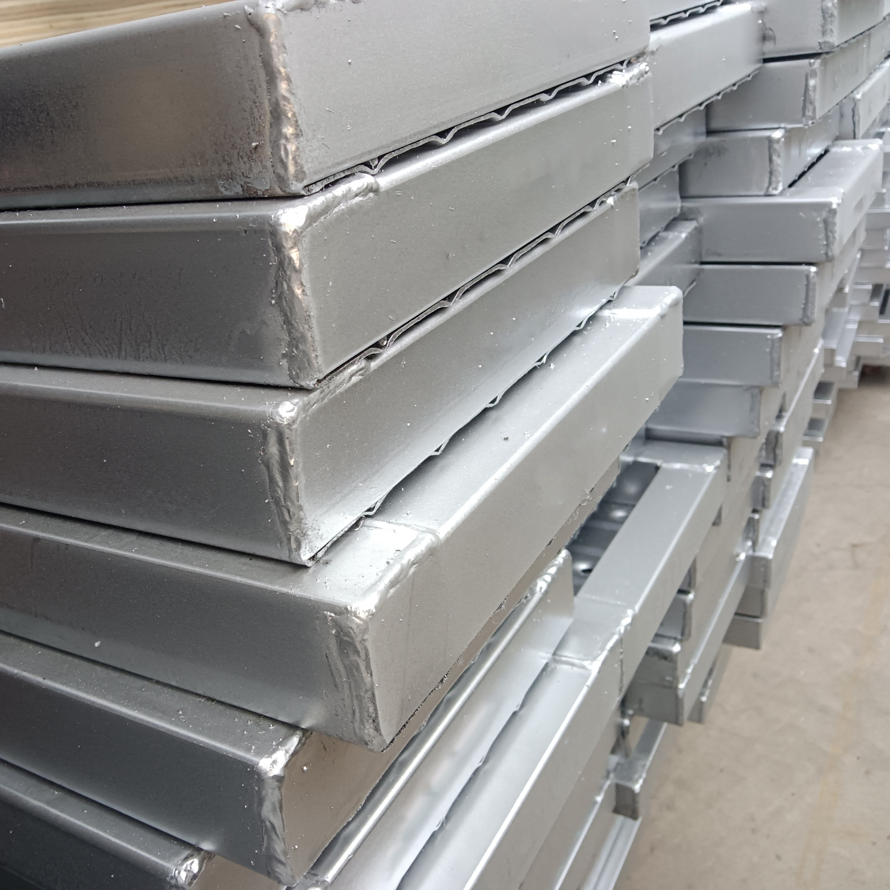 Papan keluli tertutup