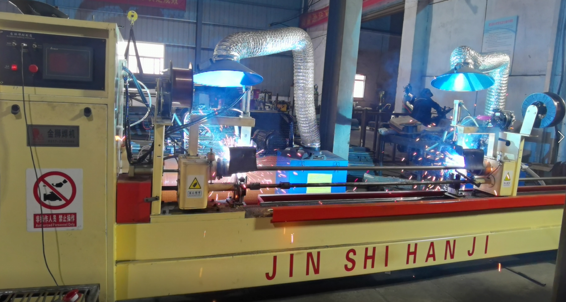 Mesin kimpalan lejar automatik sedang digunakan!
