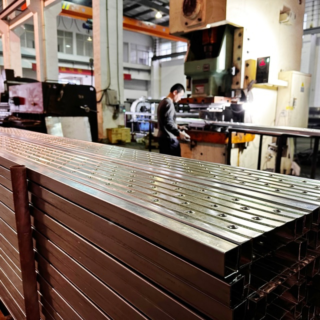 Papan keluli tertutup