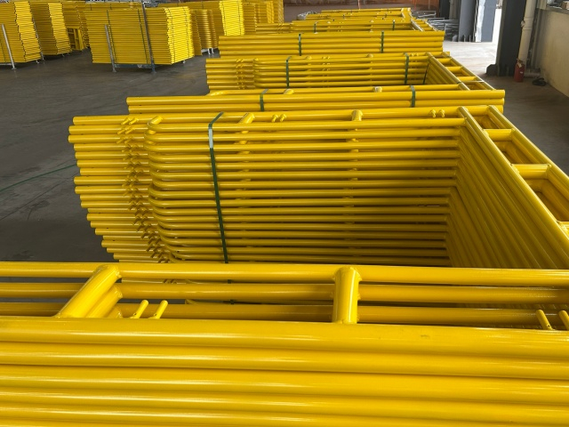 Berjalan melalui bingkai