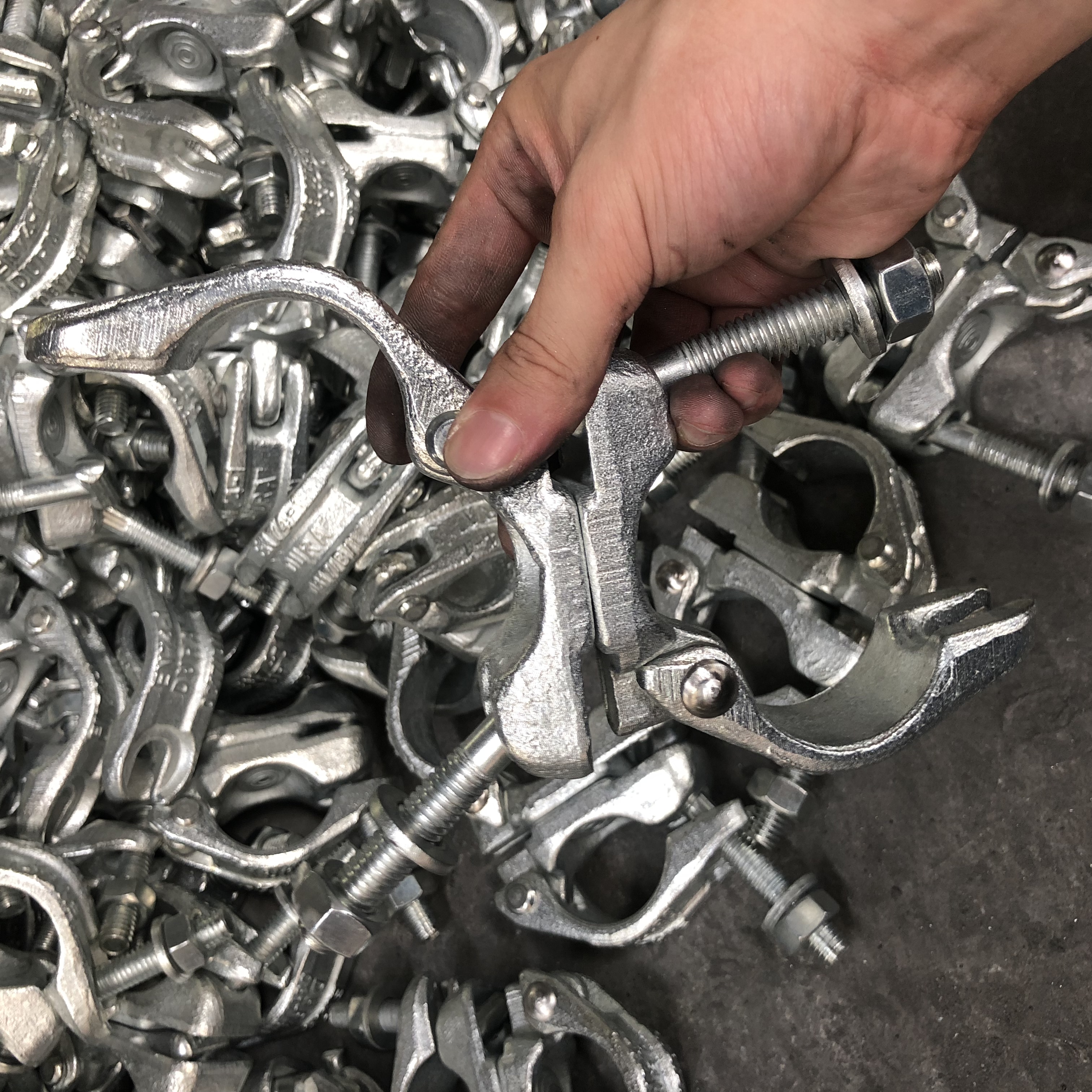 Drop coupler swivel palsu