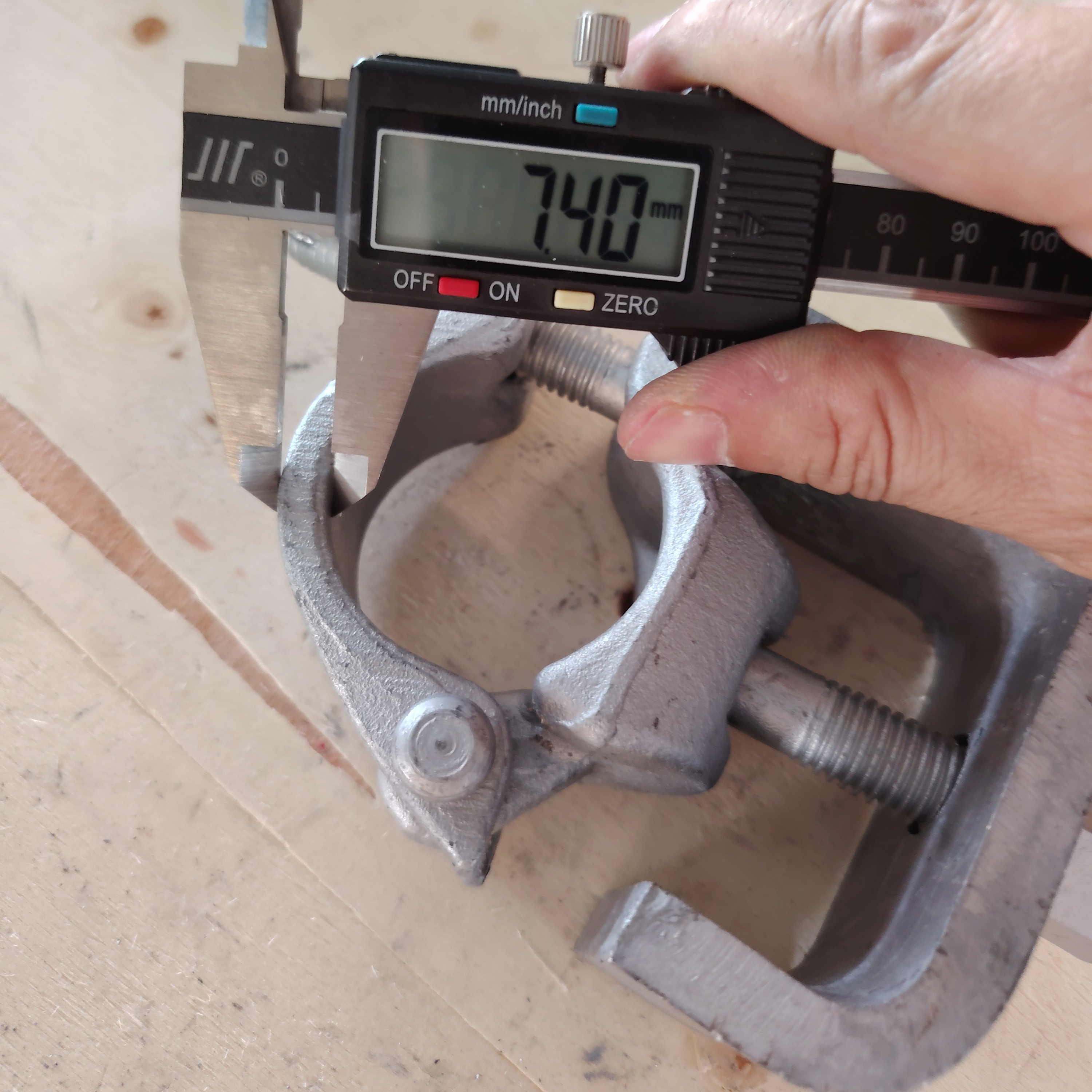 Bjelke Klips Pengapit Perancah berbentuk khas