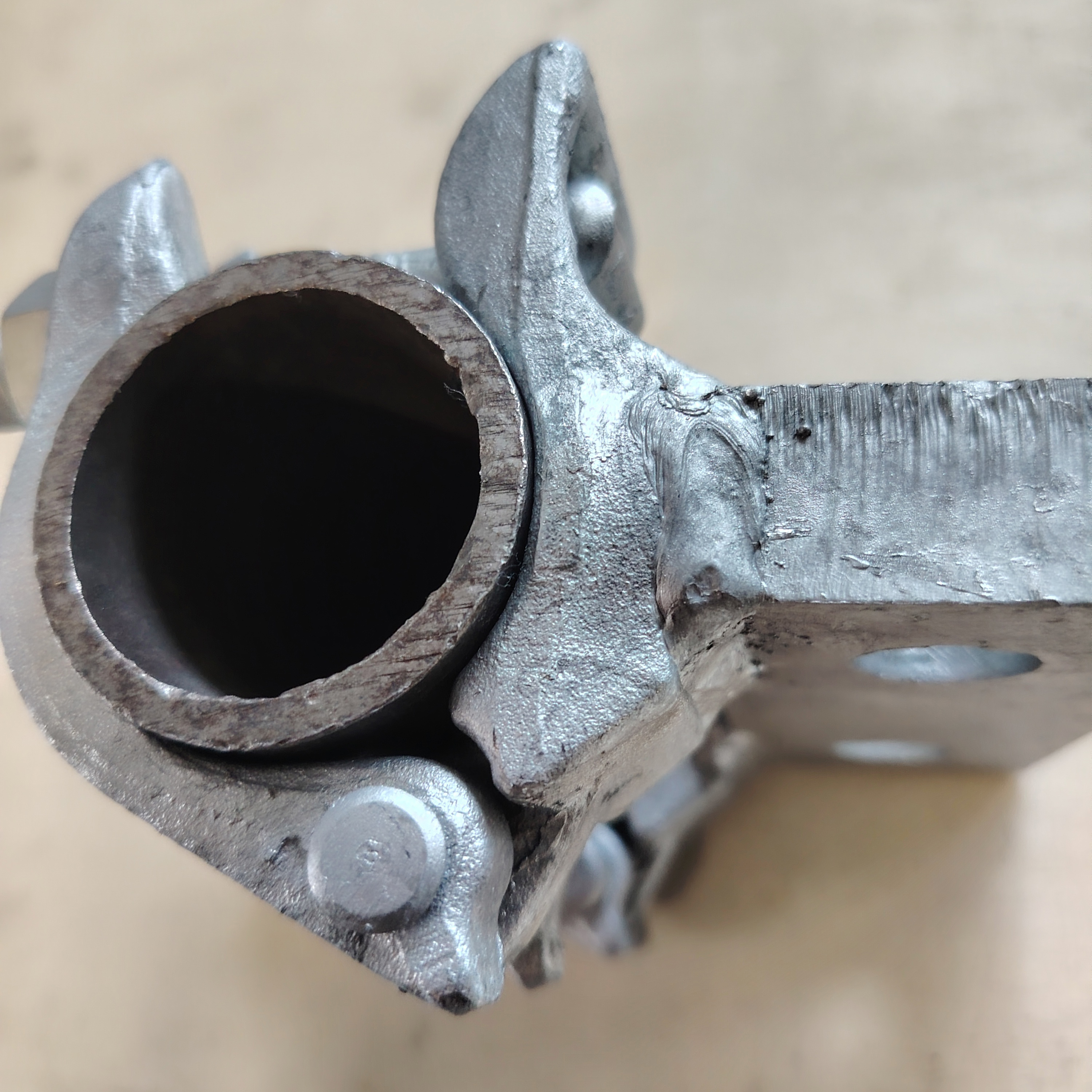 Pengapit Perancah Berbentuk Khas Tapak Khas