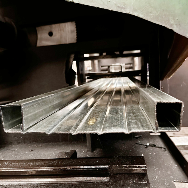 Papan keluli tertutup