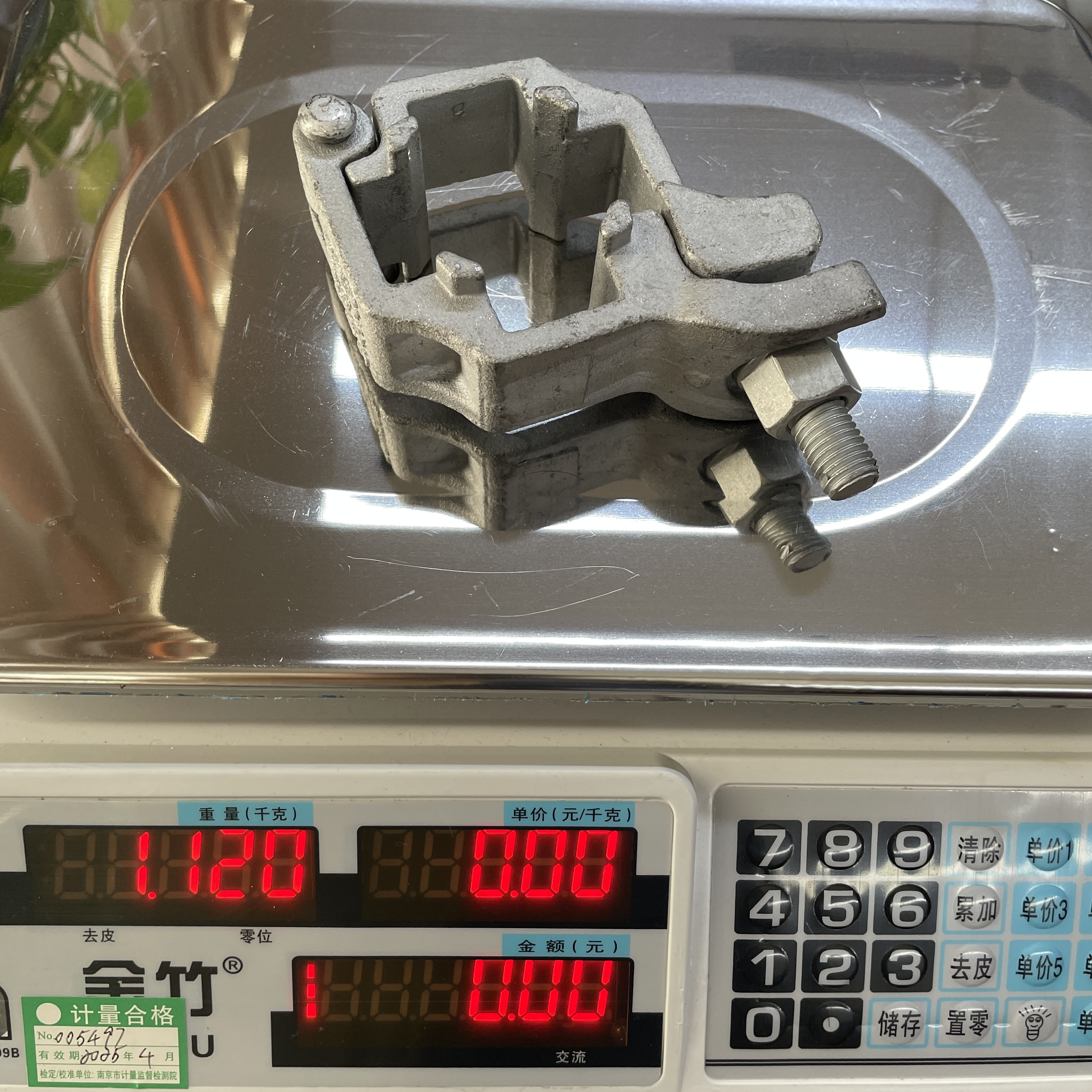 Perancah berbentuk khas