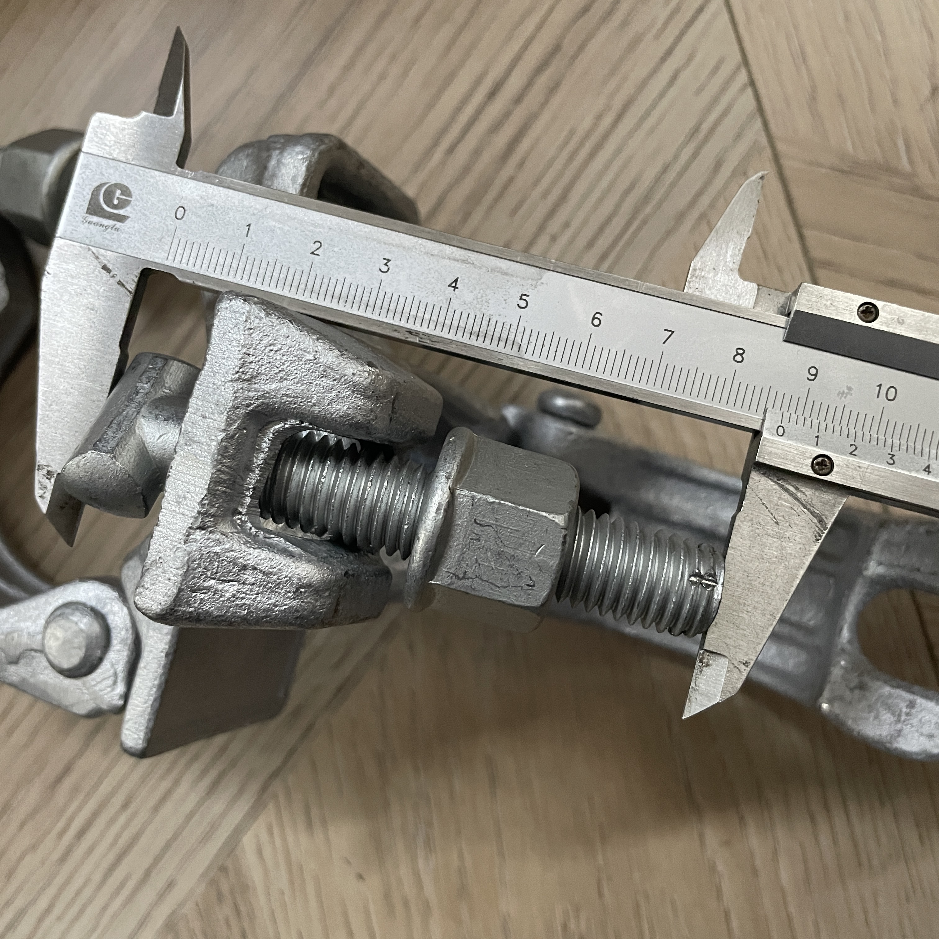 Pengapit Perancah berbentuk khas 