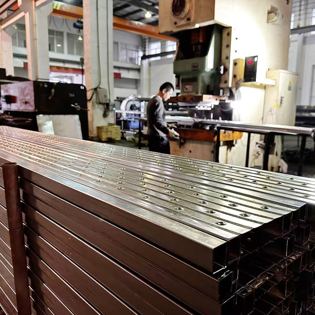 Papan keluli tertutup