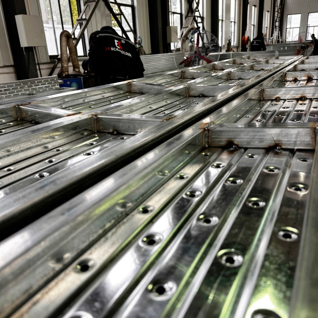 Papan keluli tertutup