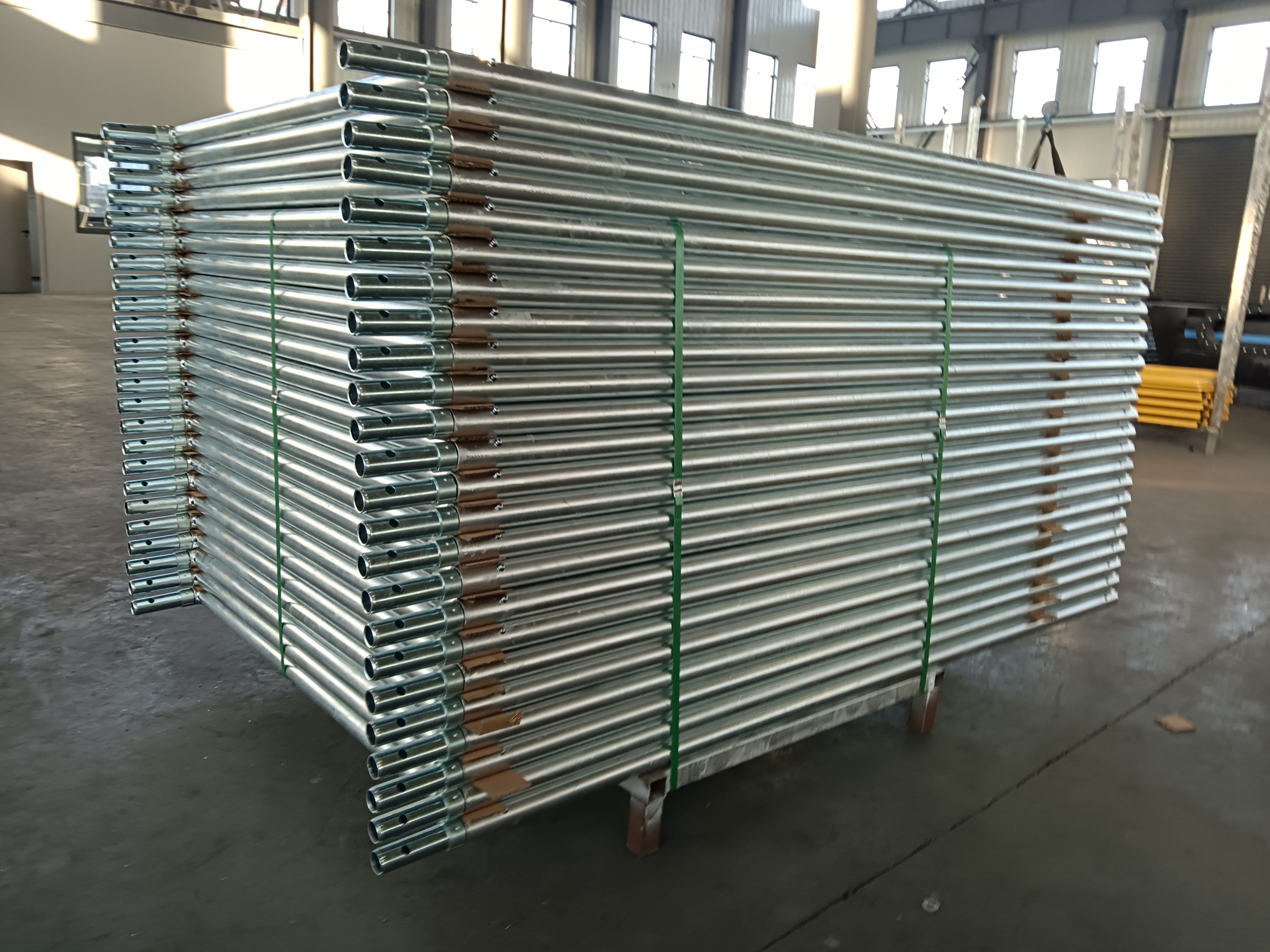 Berjalan Galvanized melalui bingkai