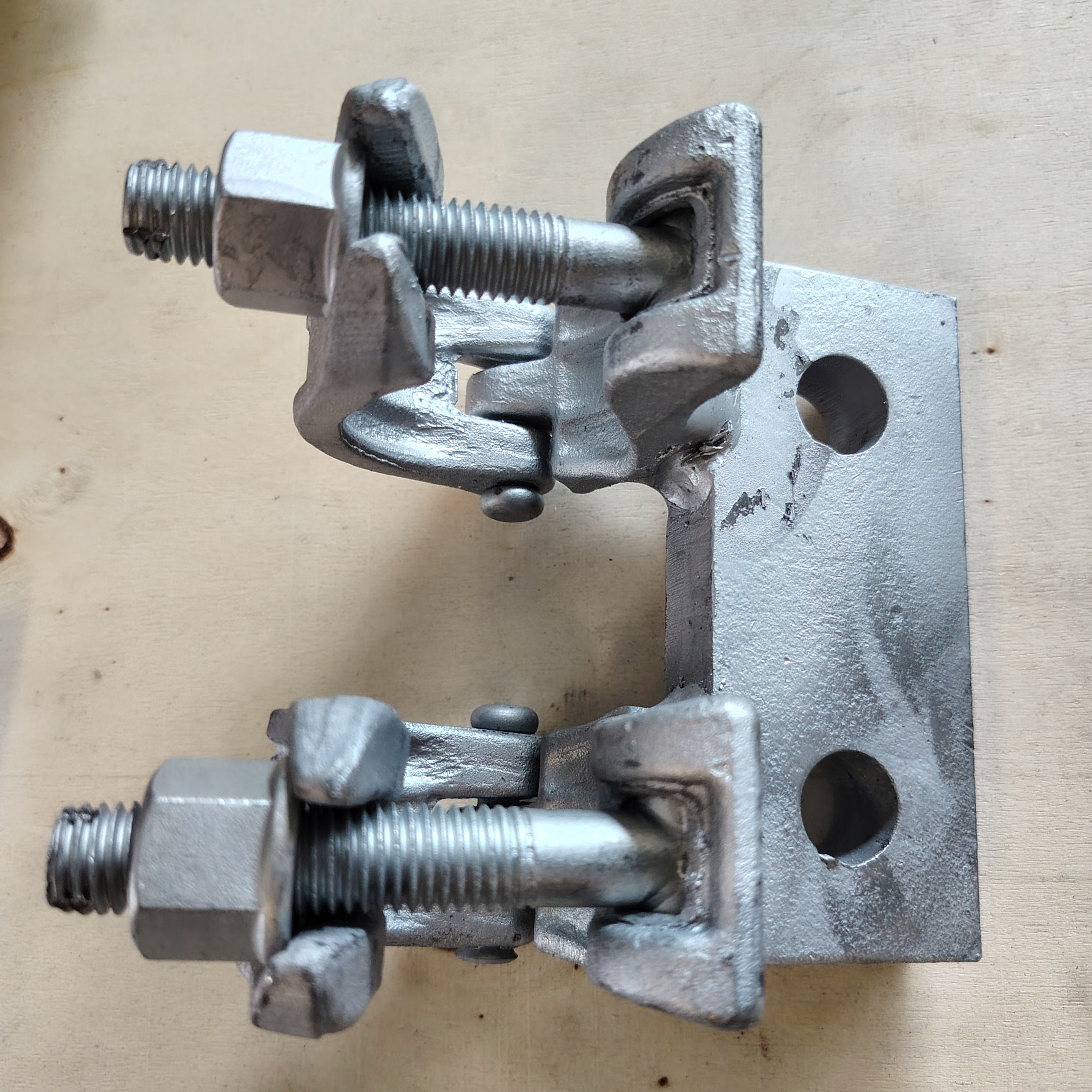 Pengapit Perancah Berbentuk Khas Tapak Khas