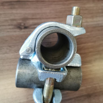 perancah coupler sudut kanan