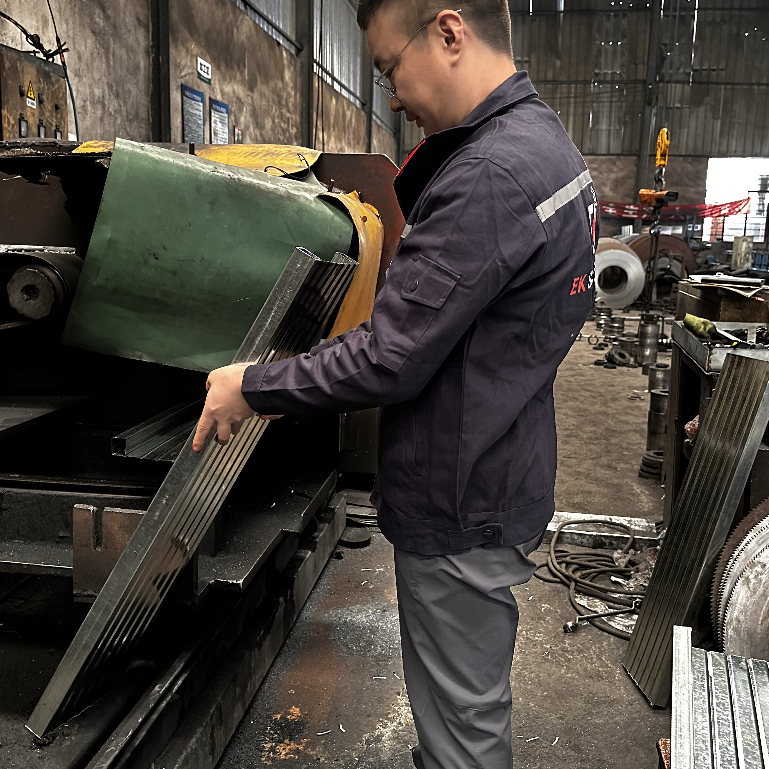 Plank Keluli Tertutup 