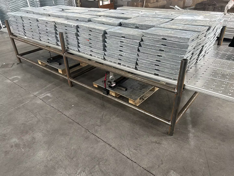 Ubah bentuk dan anjakan papan perancah tertutup sepanjang 4 meter di bawah beban 5.6 tan.