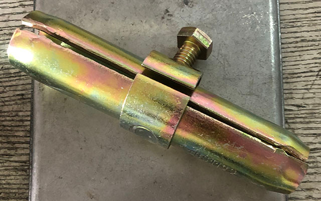 Pengapit perancah yang ditekan perancah bersama pin coupler