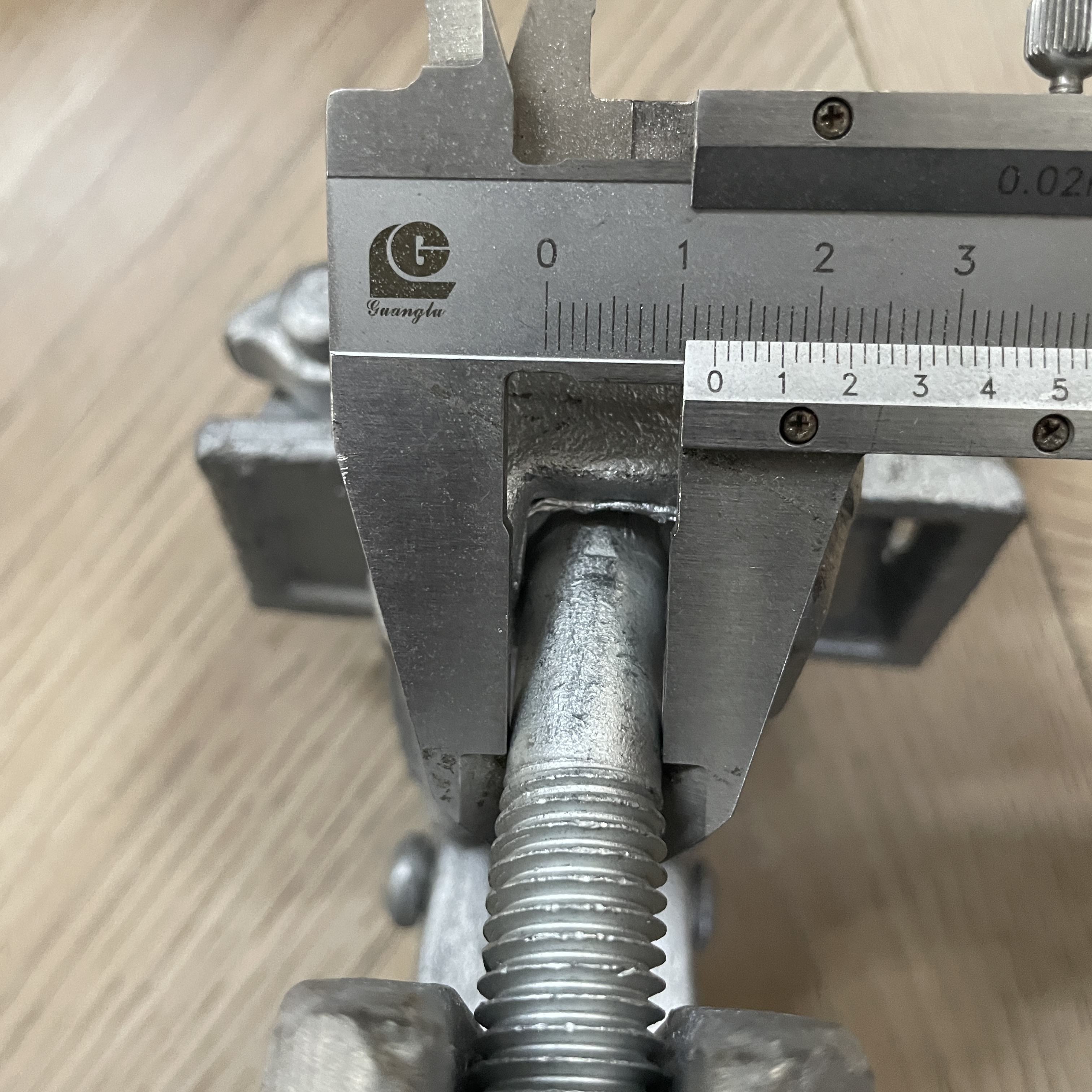 Pengapit Perancah Berbentuk khas 