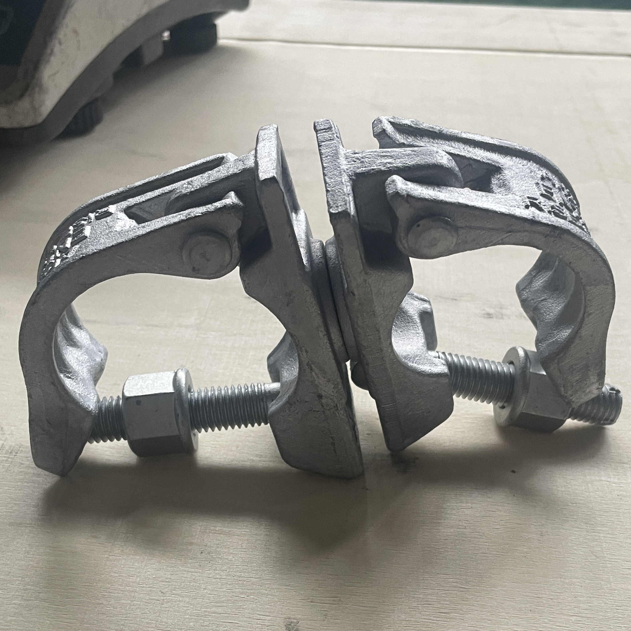 Pengganding Pusing KV 49 X 49 Pengapit Perancah berbentuk khas