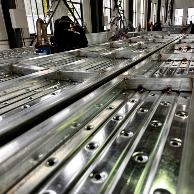 Papan keluli tertutup