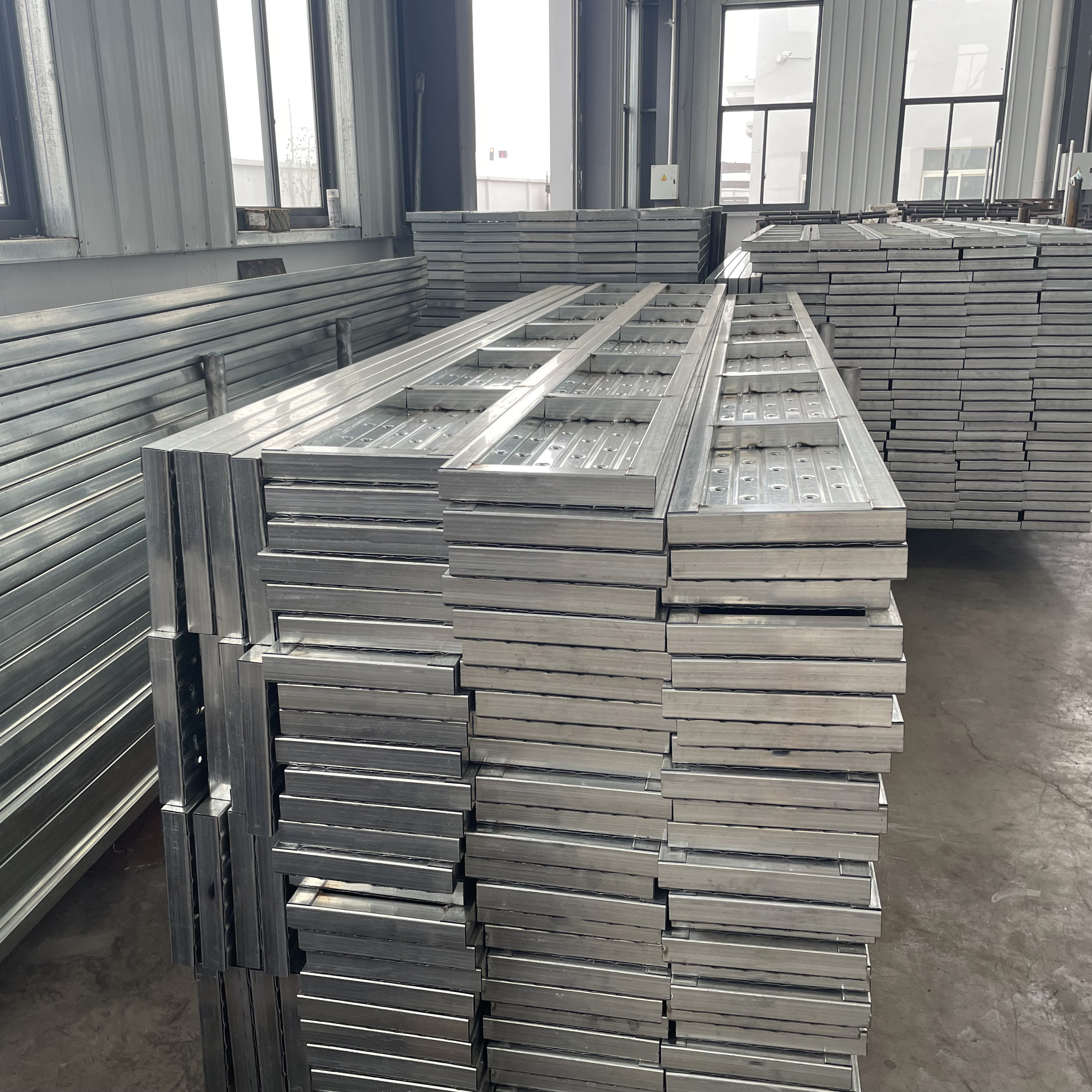 Plank Keluli Tertutup