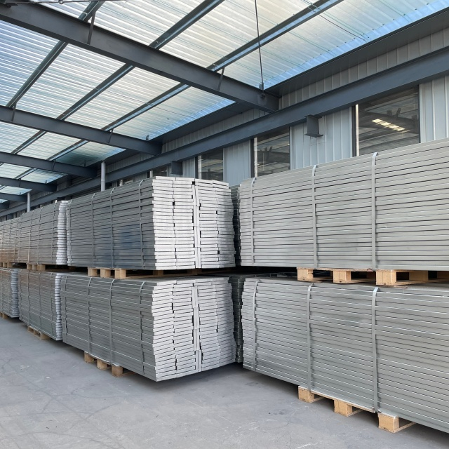 Papan perancah jenis tertutup