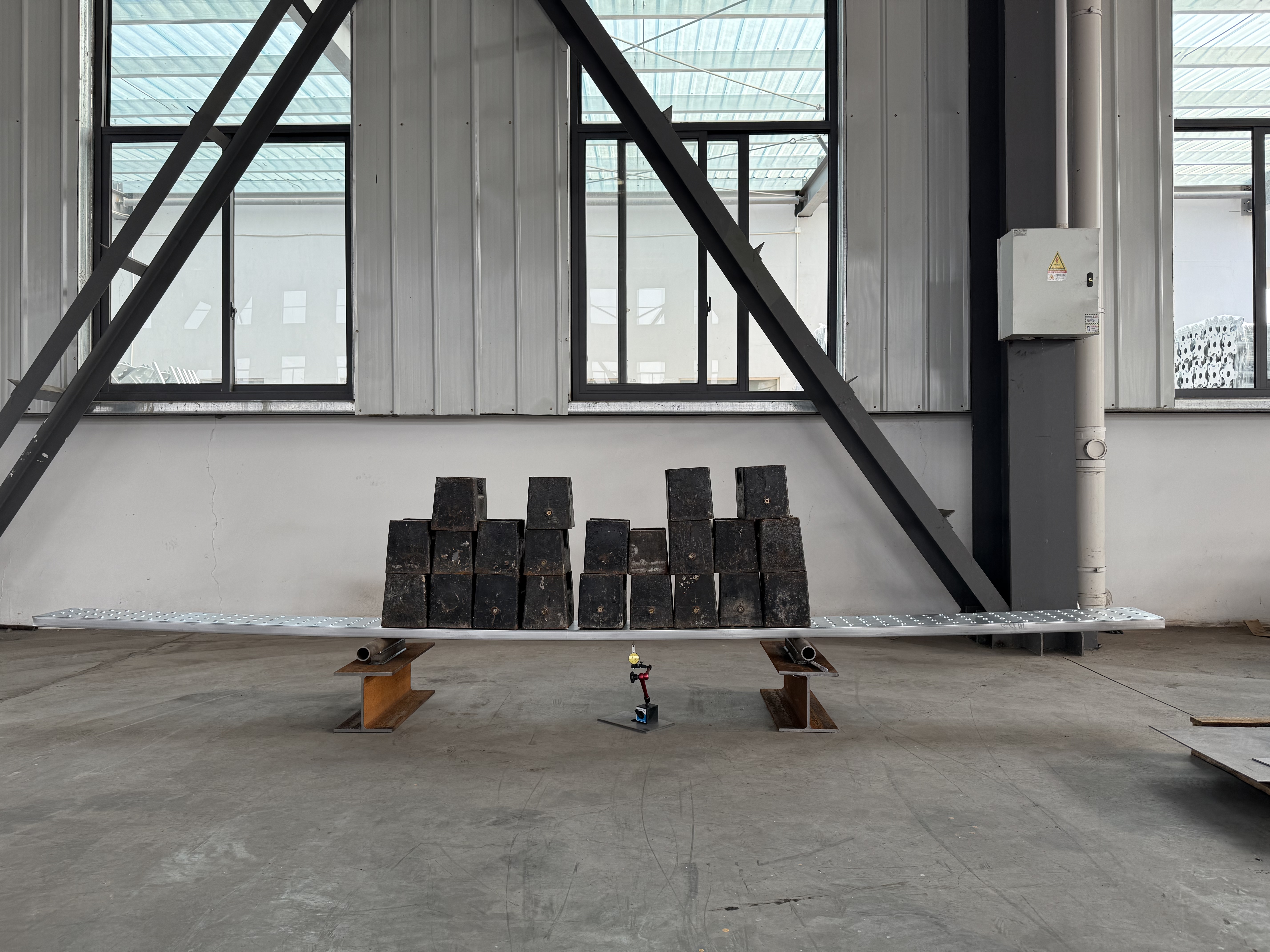 Papan keluli tertutup