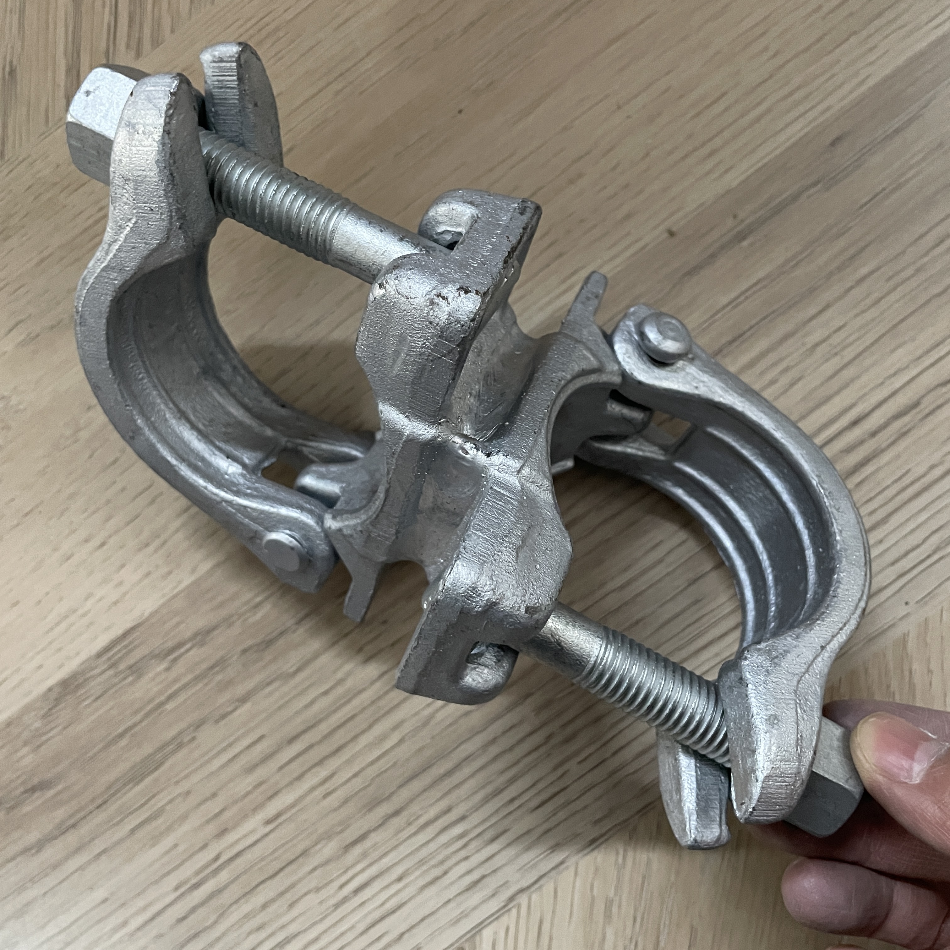 Double Coupler 60 X 60 Pengapit Perancah berbentuk khas