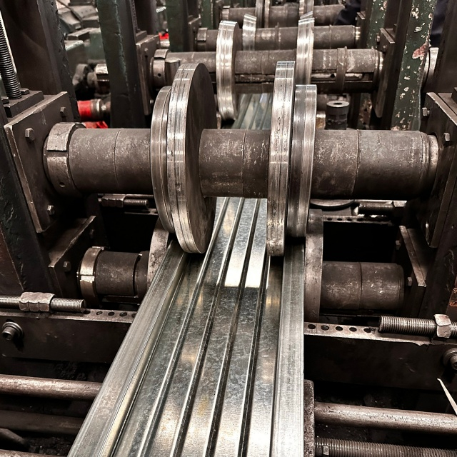 Papan keluli tertutup