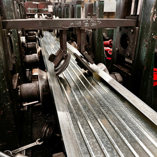 Papan keluli tertutup