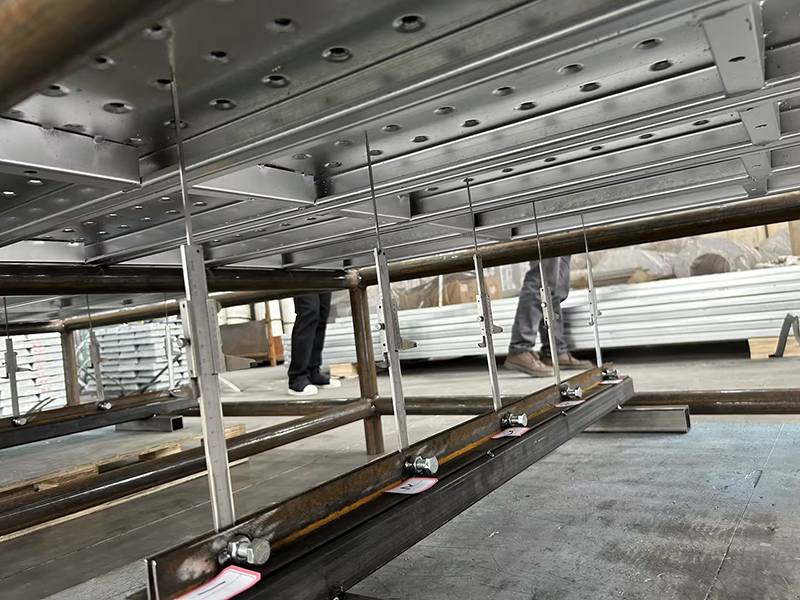 Ubah bentuk dan anjakan papan perancah tertutup sepanjang 4 meter di bawah beban 5.6 tan.