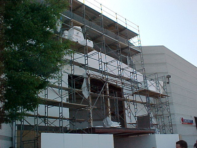 Aplikasi berjalan melalui bingkai perancah