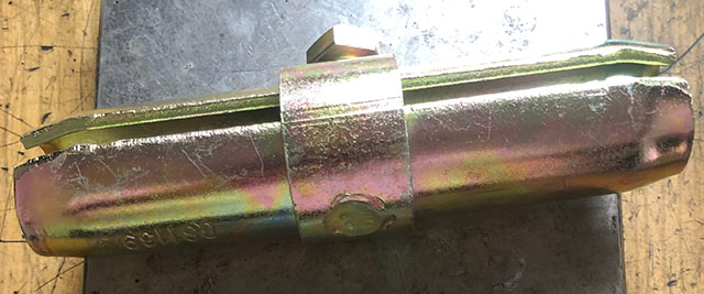 Pengapit perancah yang ditekan perancah bersama pin coupler