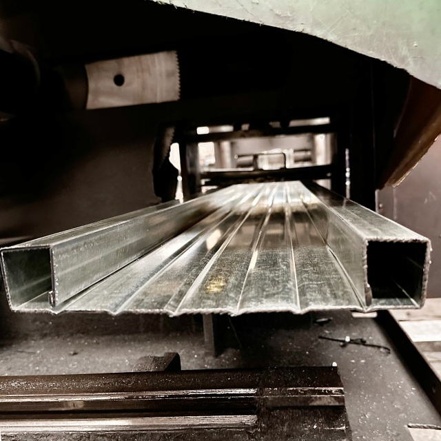 Papan keluli tertutup