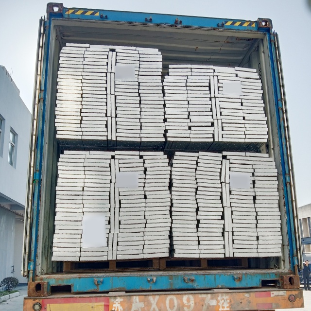 Papan keluli tertutup