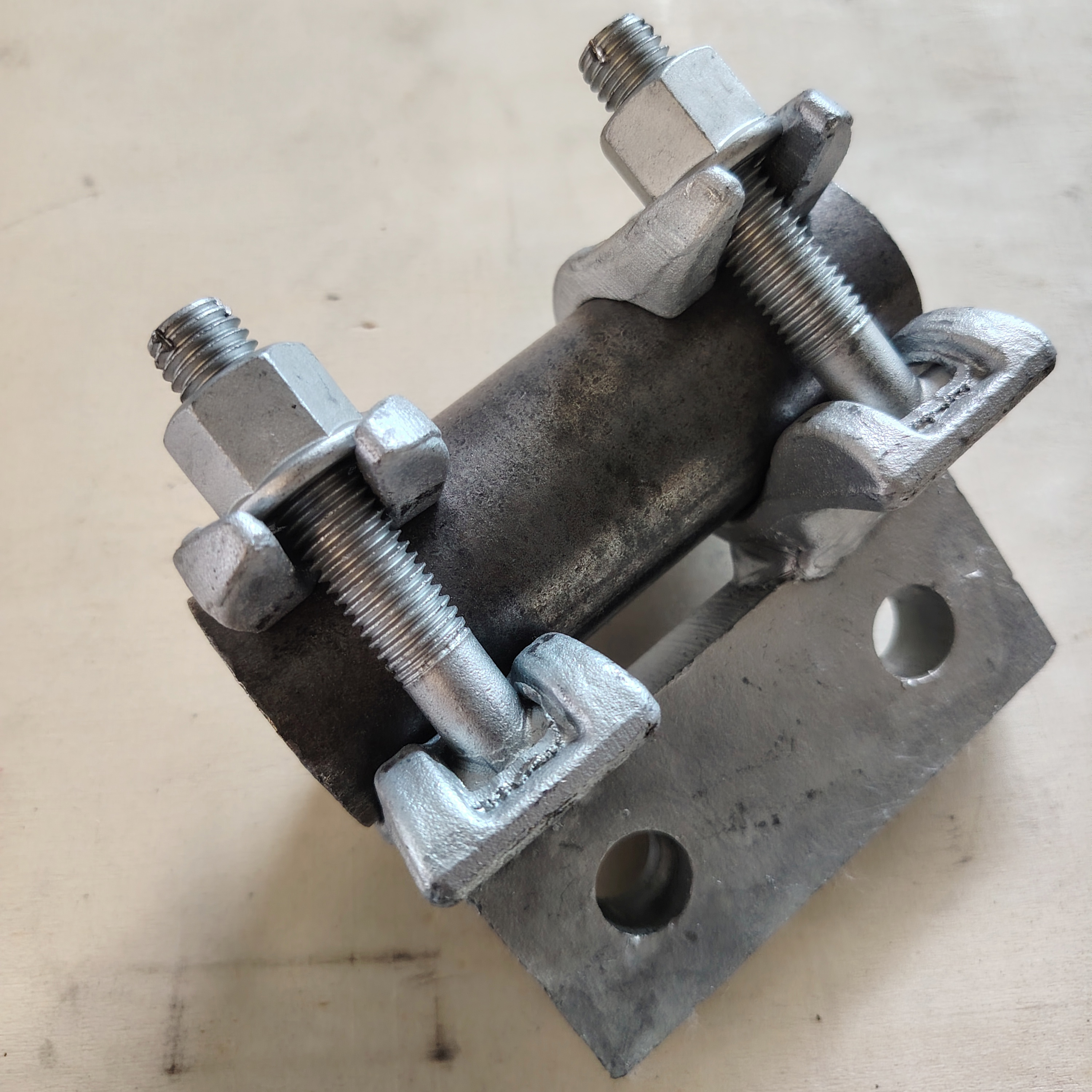 Pengapit Perancah Berbentuk Khas Tapak Khas