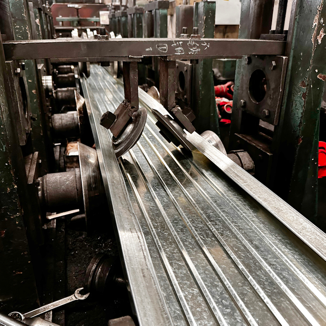 Papan keluli tertutup