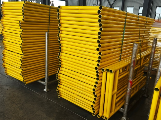 Berjalan melalui bingkai