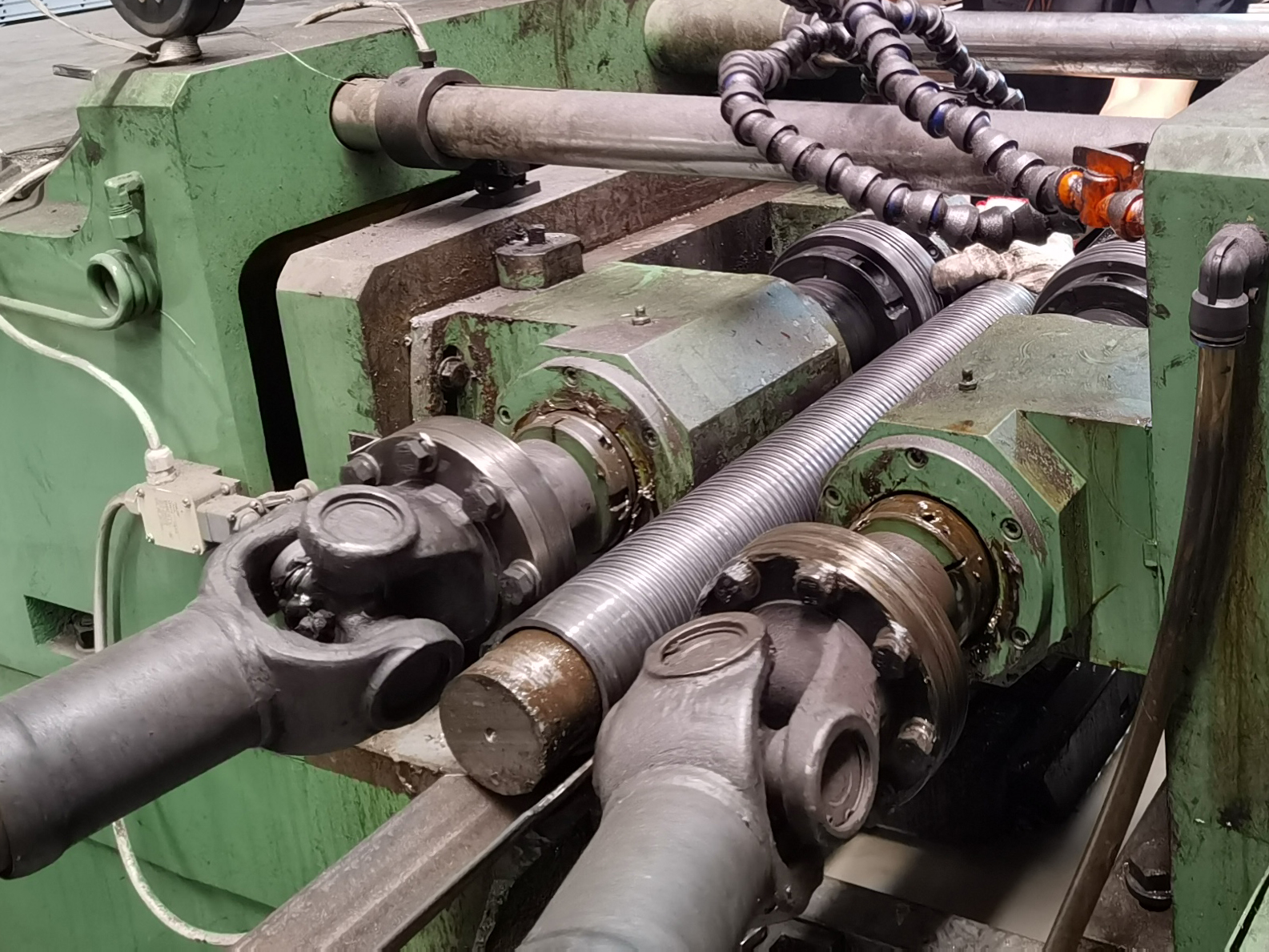 Pemesinan paip keluli licin ke dalam paip keluli berulir